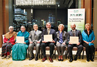 受賞者と(公財)イオン環境財団 理事長 岡田卓也(左から3番目)