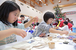 真剣にバッグに飾りをする子どもたち