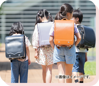 通学など屋外での移動が多い ※画像はイメージです。