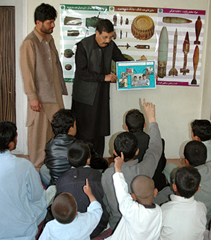 アフガニスタン カブール市内での地雷回避教育の様子