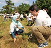 若洲海浜公園で植樹活動を行う「小さな大使」