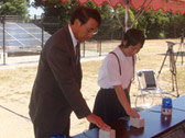 9月10日に行われた太陽光発電設備の点灯式（大牟田市立白光中学校）