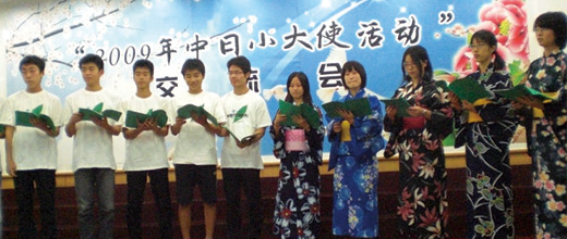 北京師範大第二付属中学での交流会で、歌を披露する日本の高校生