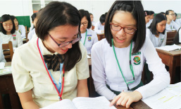 ダゴン第一高校(ヤンゴン)で現地の高校生と共に英語の授業を受ける日本の高校生