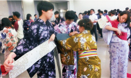 岩田高校(大分県)で浴衣の着付け体験をする中国の高校生