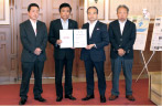 8月24日に実施した福岡県への贈呈式（福岡県庁）