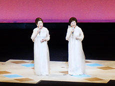 舞台で歌う由紀さおりさん、安田祥子さん