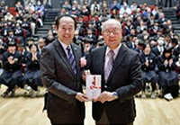目録の贈呈