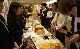 商品についての会話が弾むマルシェの様子