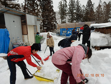 雪の中の雪かきは重労働です。