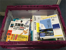 色々なジャンルの本が集まりました。