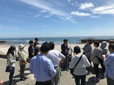 語り部の大谷さんのお話を伺いながら塩谷崎灯台を見学しました。