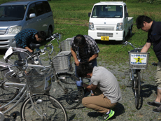 1台ずつ丁寧にレンタサイクルを整備します