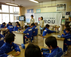 中学生は少し照れながらも熱中して作っていました。