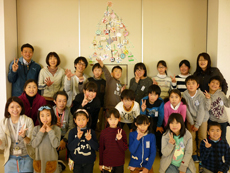 小学生と完成したマスキングテープツリーの前で記念撮影をしました。