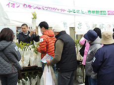 特設テント前で苗木の引渡し