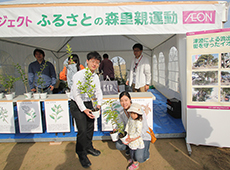 里親さんから苗木を受け取る様子
