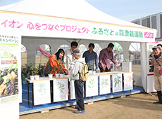 里親さんから苗木を受け取る様子