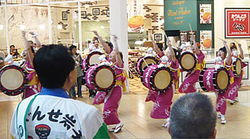 イオンレイクタウン(埼玉県)で「盛岡さんさ踊り」を披露